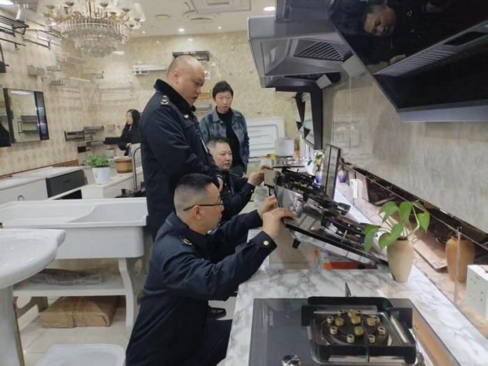 合江縣市場監(jiān)管局開展燃氣器具及電取暖器等產(chǎn)品質(zhì)量檢查，確保家用電器零配件銷售安全